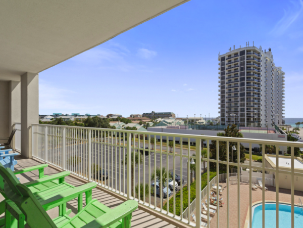 3 Bedroom Condo on the 4th Floor 3 min walk to the beach