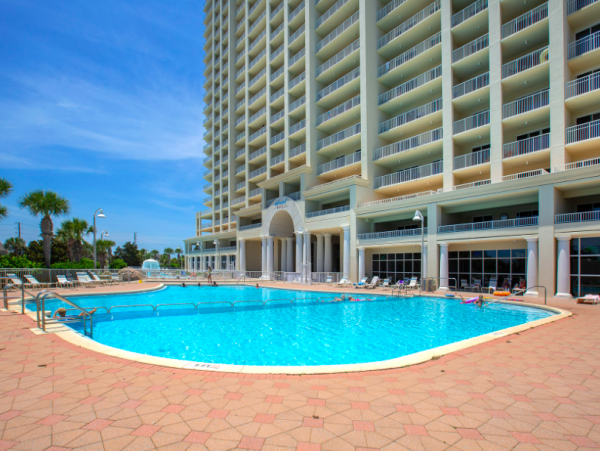 3 Bedroom Condo on the 4th Floor 3 min walk to the beach