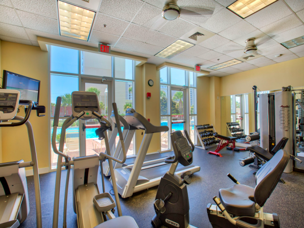 3 Bedroom Condo on the 4th Floor 3 min walk to the beach