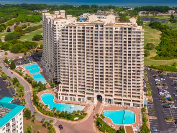 3 Bedroom Condo on the 4th Floor 3 min walk to the beach