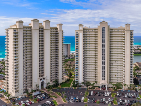 3 Bedroom Condo on the 4th Floor 3 min walk to the beach