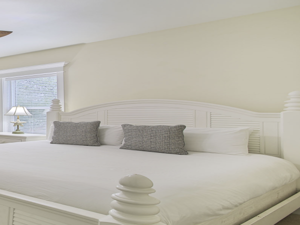 NEW ARRIVAL JUST IN 300ft To The Sandy Beach Living room & Bonus Den! Duplex