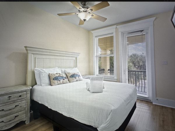 NEW ARRIVAL JUST IN 300ft To The Sandy Beach Living room & Bonus Den! Duplex