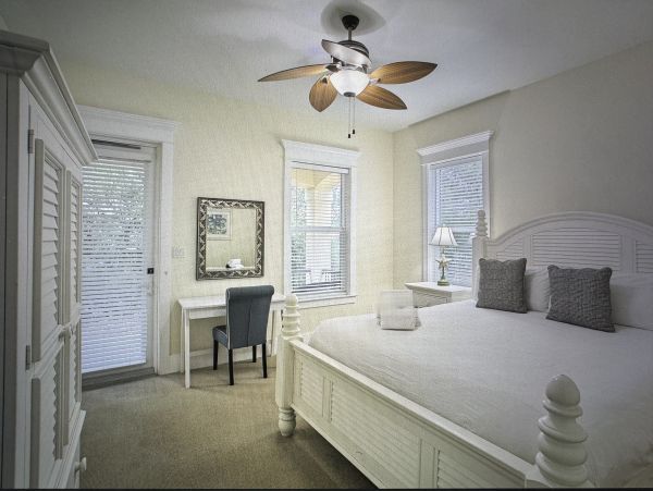 NEW ARRIVAL JUST IN 300ft To The Sandy Beach Living room & Bonus Den! Duplex