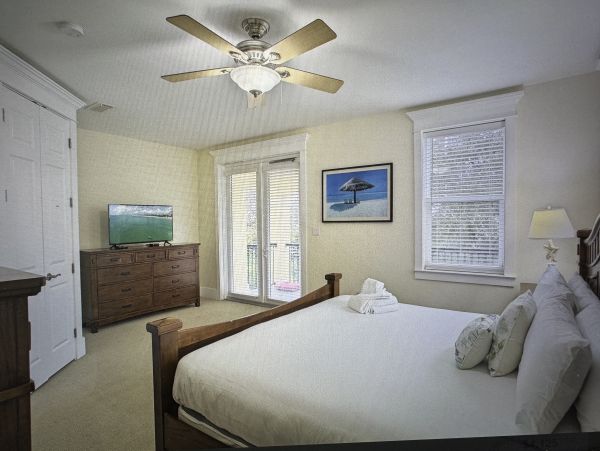 NEW ARRIVAL JUST IN 300ft To The Sandy Beach Living room & Bonus Den! Duplex