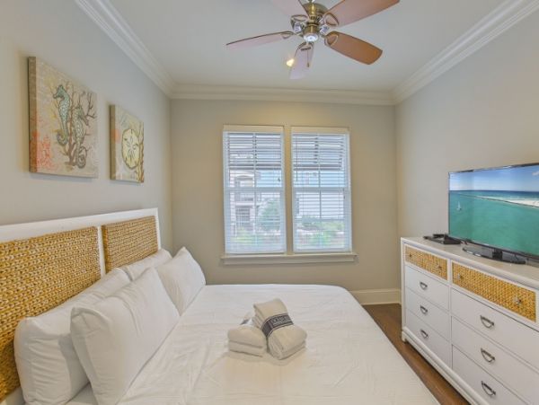 Miramar Beach 4 Bedroom Home Sleeps 16 Communal Pool