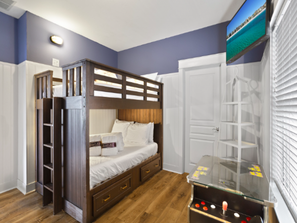 Sunny Escape in Miramar Beach - Spacious 6-Bedroom Retreat with Pool