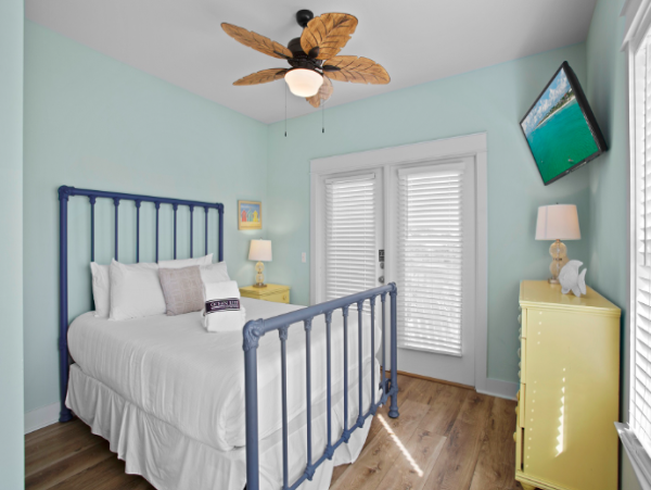 Sunny Escape in Miramar Beach - Spacious 6-Bedroom Retreat with Pool
