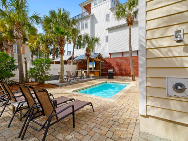 Sunny Escape in Miramar Beach - Spacious 6-Bedroom Retreat with Pool