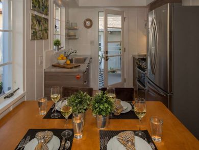 Santa Barbara Vacation Accommodation Walk to Beach Sleeps 4