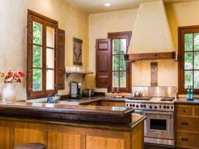 Great Farmhouse with Pool & Beautiful Views of the Vineyard