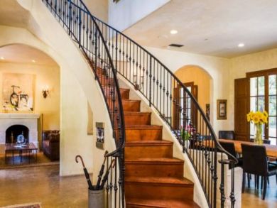 Great Farmhouse with Pool & Beautiful Views of the Vineyard