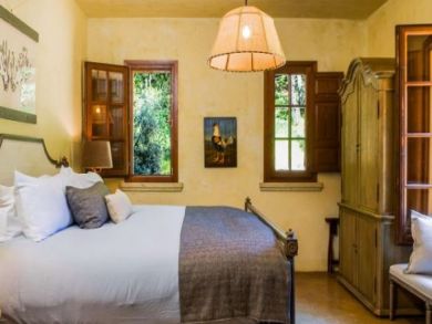 Great Farmhouse with Pool & Beautiful Views of the Vineyard