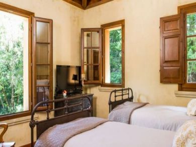 Great Farmhouse with Pool & Beautiful Views of the Vineyard