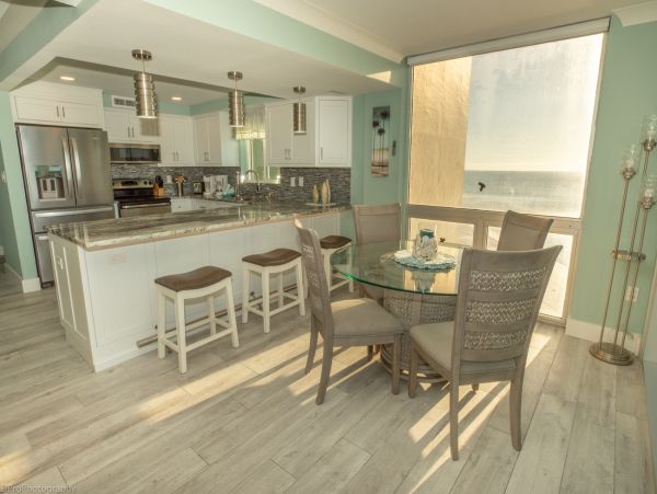 Oceanfront 3 bedroom Condominium for 6