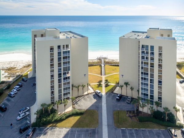 Oceanfront 3 bedroom Condominium for 6