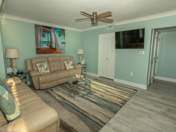Oceanfront 3 bedroom Condominium for 6