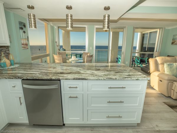 Oceanfront 3 bedroom Condominium for 6