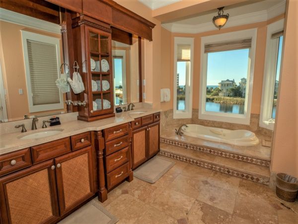 Four Bedroom Walk to Beach Rental Home in Destin