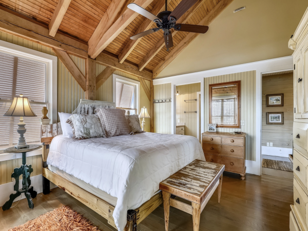 Chic Beach Beauty Stroll to Sand Gulf Views