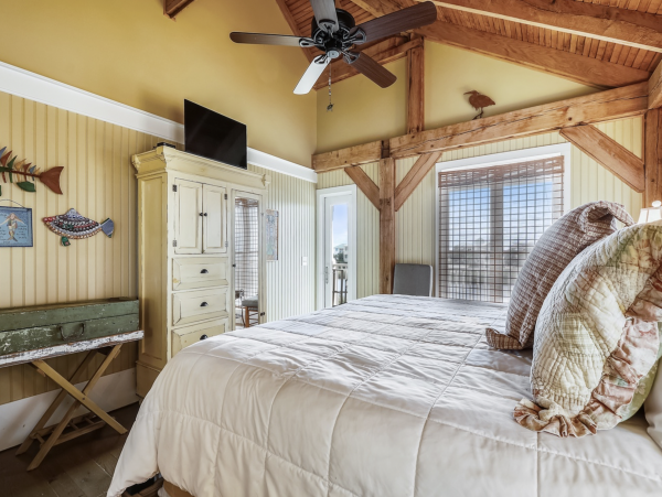 Chic Beach Beauty Stroll to Sand Gulf Views
