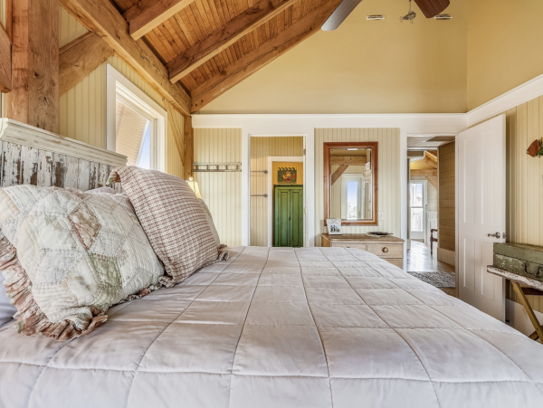 Chic Beach Beauty Stroll to Sand Gulf Views