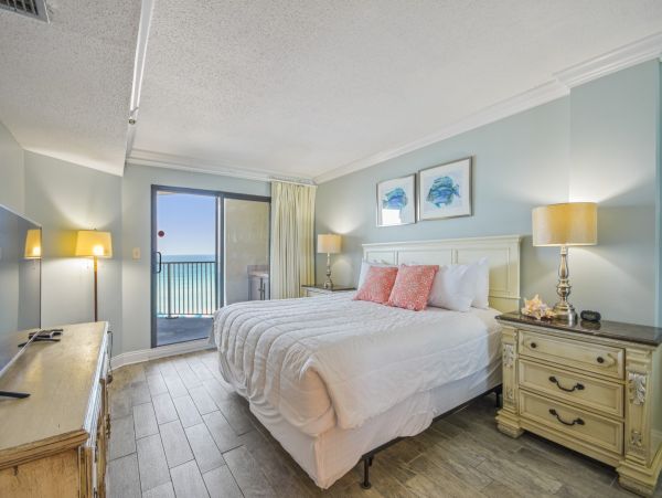 Vacation Condo in Destin Sleeps 9 Guests