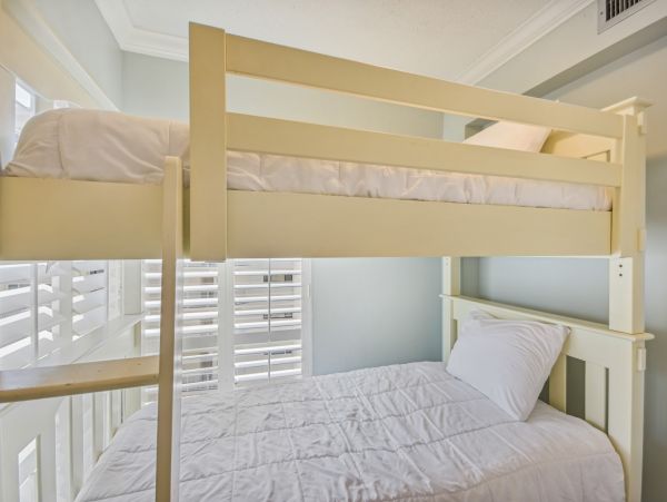Vacation Condo in Destin Sleeps 9 Guests