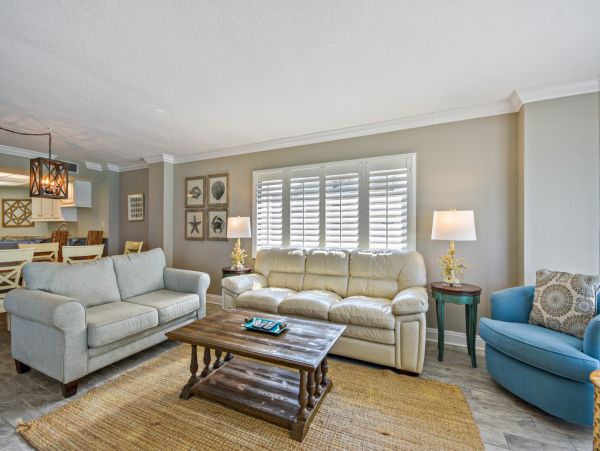 https://s3.us-east-2.amazonaws.com/emerald-kite-photos/940695/larger/2776181/Destin_4_bdr_pool_condo_on_beach-30.jpg