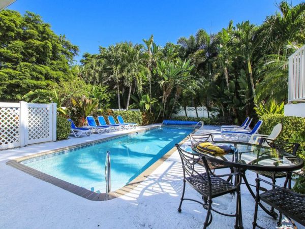Captiva Vacation Rental Home Three Bedrooms With Shared Pool