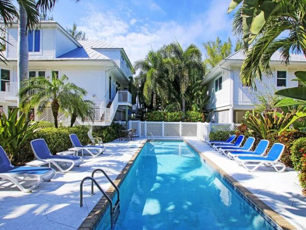 Captiva Vacation Rental Home Three Bedrooms With Shared Pool