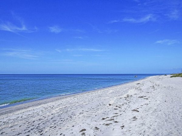 Captiva Vacation Rental Home Three Bedrooms With Shared Pool
