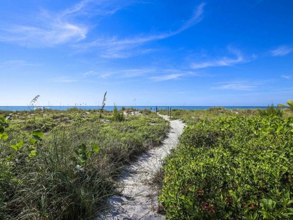 Captiva Vacation Rental Home Three Bedrooms With Shared Pool