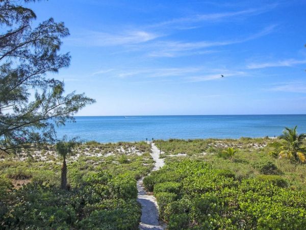 Captiva Vacation Rental Home Three Bedrooms With Shared Pool