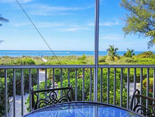 Captiva Vacation Rental Home Three Bedrooms With Shared Pool