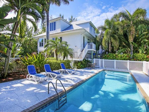 Captiva Vacation Rental Home Three Bedrooms With Shared Pool