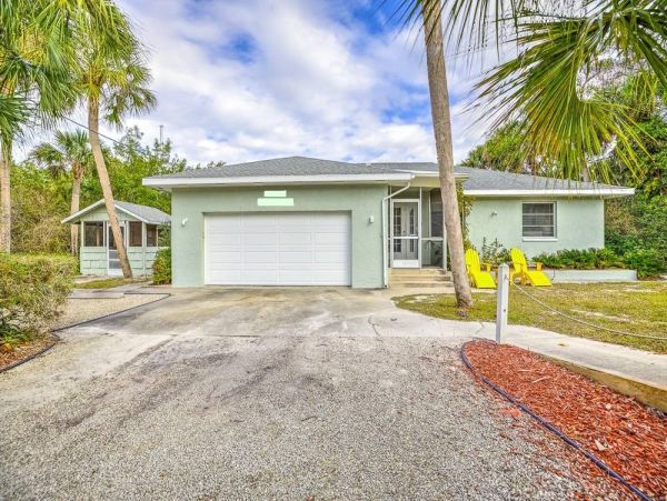 Short Walk to Beach 4 Bedroom Sanibel Vacation Home