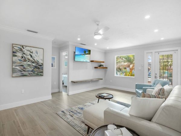 Short Walk to Beach 4 Bedroom Sanibel Vacation Home