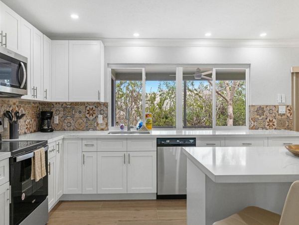 Short Walk to Beach 4 Bedroom Sanibel Vacation Home