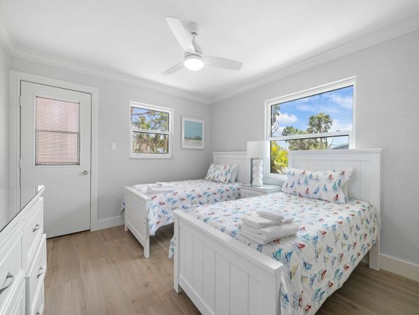 Short Walk to Beach 4 Bedroom Sanibel Vacation Home