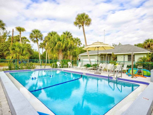 Short Walk to Beach 4 Bedroom Sanibel Vacation Home