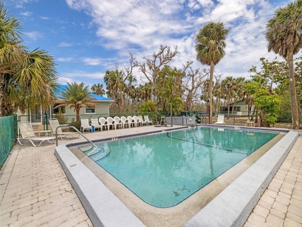 Short Walk to Beach 4 Bedroom Sanibel Vacation Home