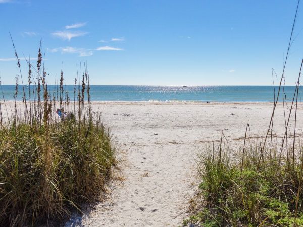 Short Walk to Beach 4 Bedroom Sanibel Vacation Home