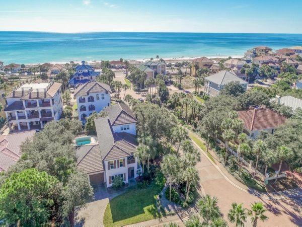 Luxurious 6- Bedrooms Walk to Beach Rental Home in Destin