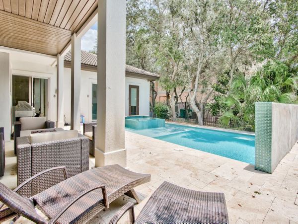 Luxurious 6- Bedrooms Walk to Beach Rental Home in Destin