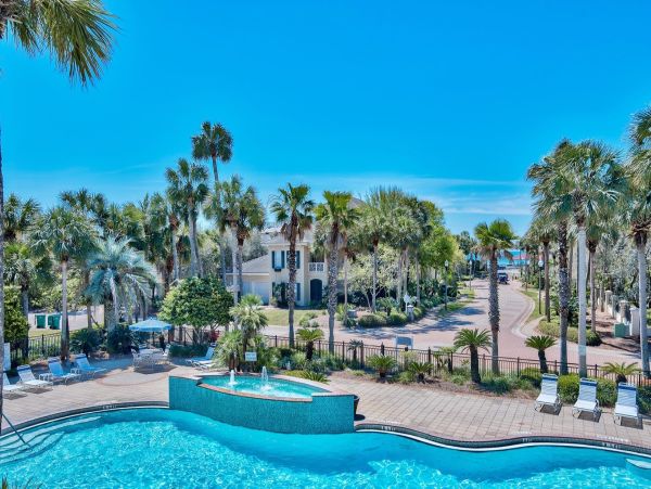 Luxurious 6- Bedrooms Walk to Beach Rental Home in Destin