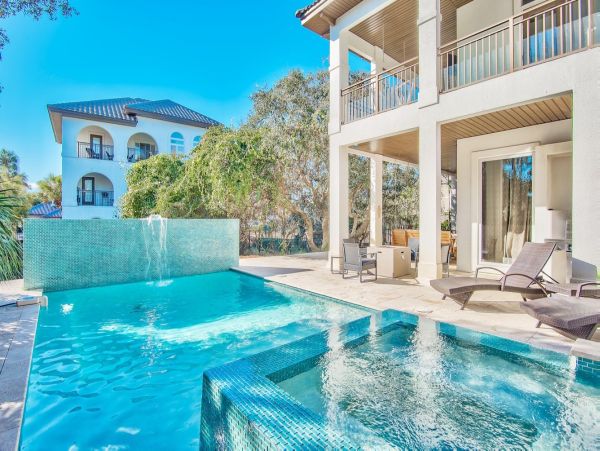 Luxurious 6- Bedrooms Walk to Beach Rental Home in Destin