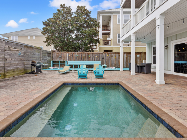 Spacious Sunny Family Home Sleeps 21 Guests with Plunge Pool