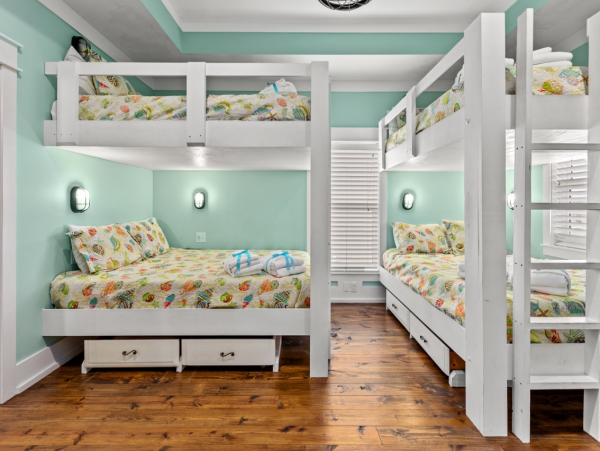 Spacious Sunny Family Home Sleeps 21 Guests with Plunge Pool