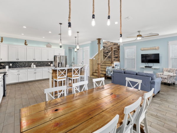 Spacious Sunny Family Home Sleeps 21 Guests with Plunge Pool